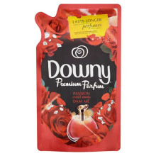 Downy Premium Parfum Passion Concentrate Fabric Conditioner Refill 560ml